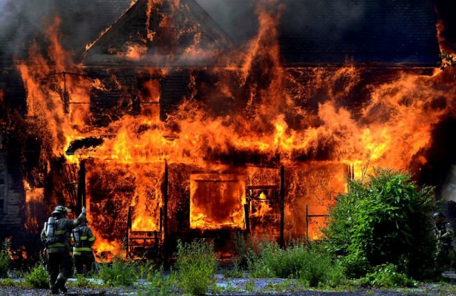 В Шарангском районе из-за непотушенной сигареты дотла сгорели два дома