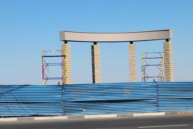 За синим забором: реконструкция Нижне-Волжской набережной близится к завершению (ФОТО) - фото 16