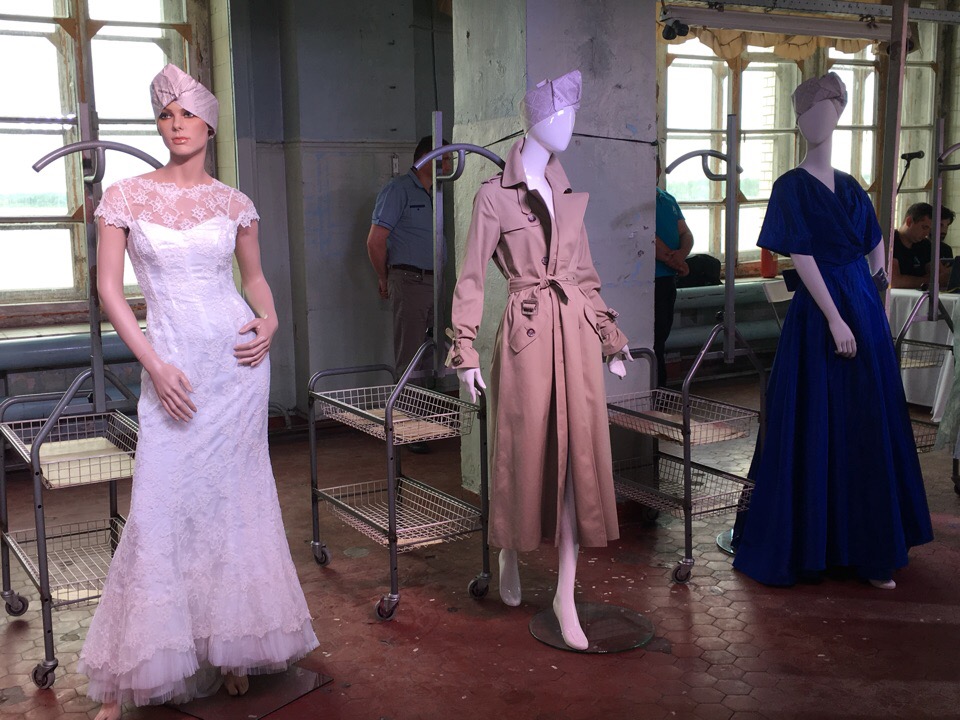 «36 платьев — 36 историй»: в бывшем здании фабрики «Маяк» открылась выставка