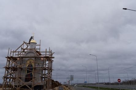 Православный киот на трассе М-12 достраивают в Нижегородской области