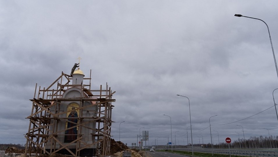 Православный киот на трассе М-12 достраивают в Нижегородской области - фото 1