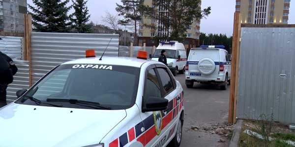 Труп на стреле автокрана нашли на стройке в Дзержинске - фото 1
