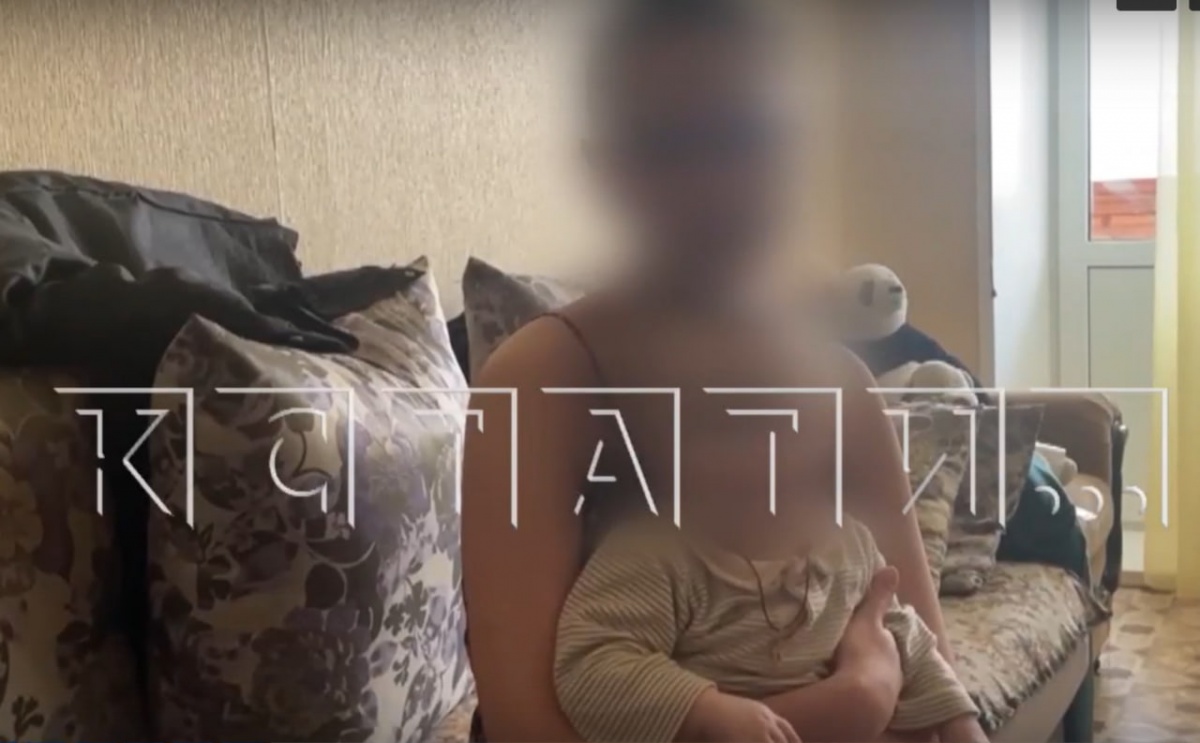 Выброшенный с балкона дома в Кстове младенец находится с матерью - фото 1