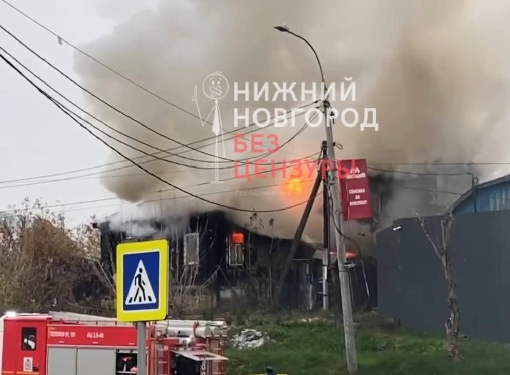 Жилой дом загорелся в Ленинском районе - фото 1