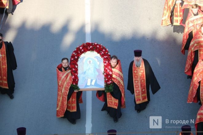 Шли Крестным ходом и ели гигантский кулич: как прошла Пасха в Нижнем Новгороде — фоторепортаж - фото 37