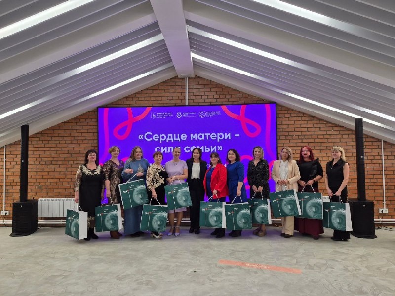 Волонтеры Эн+ поздравили многодетные семьи с Днем матери - фото 1