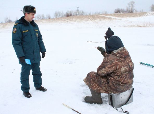 По тонкому льду: сотрудники нижегородской ГИМС предупредили рыбаков об опасности - фото 11