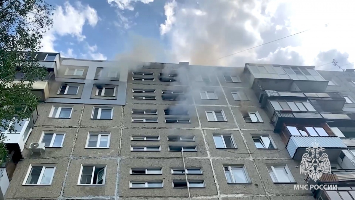 Прокуратура заинтересовалась крупным пожаром в многоэтажке на Пермякова - фото 1