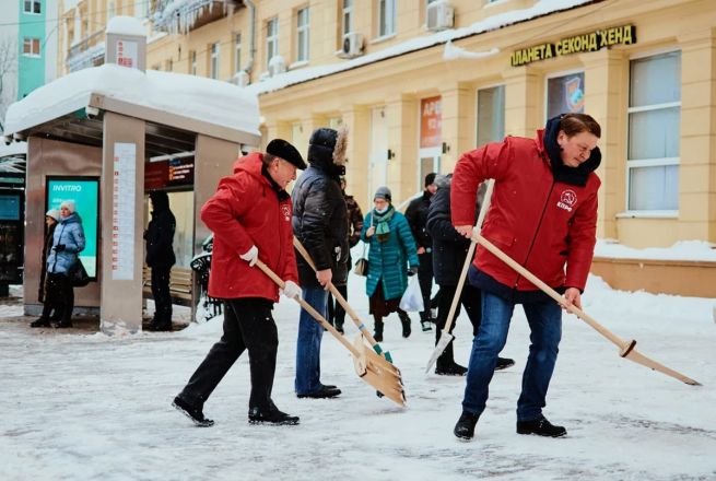 Коммунисты Нижнего Новгорода взялись за лопаты после снегопада  - фото 1