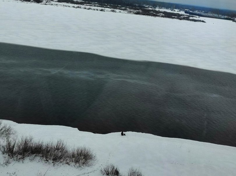 Нефтяное пятно на реке снова наблюдают жители Волжской набережной