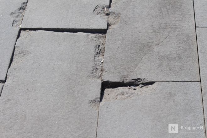 Трещит по швам: как выглядит центр Нижнего Новгорода после аномальной зимы — фоторепортаж - фото 16