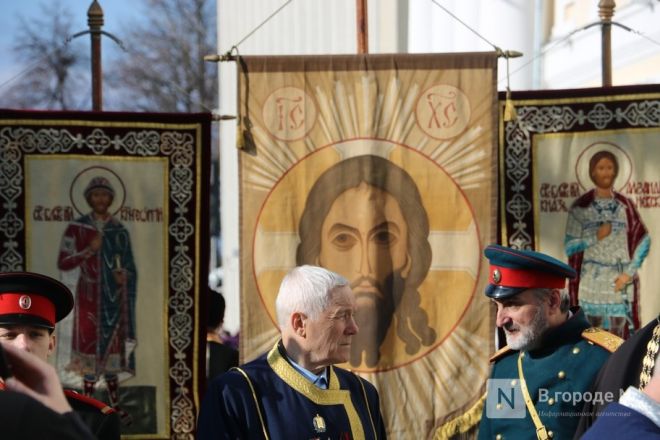 Шли Крестным ходом и ели гигантский кулич: как прошла Пасха в Нижнем Новгороде — фоторепортаж - фото 5