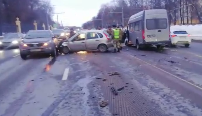 Один человек пострадал в ДТП с четырьмя автомобилями на проспекте Гагарина - фото 1
