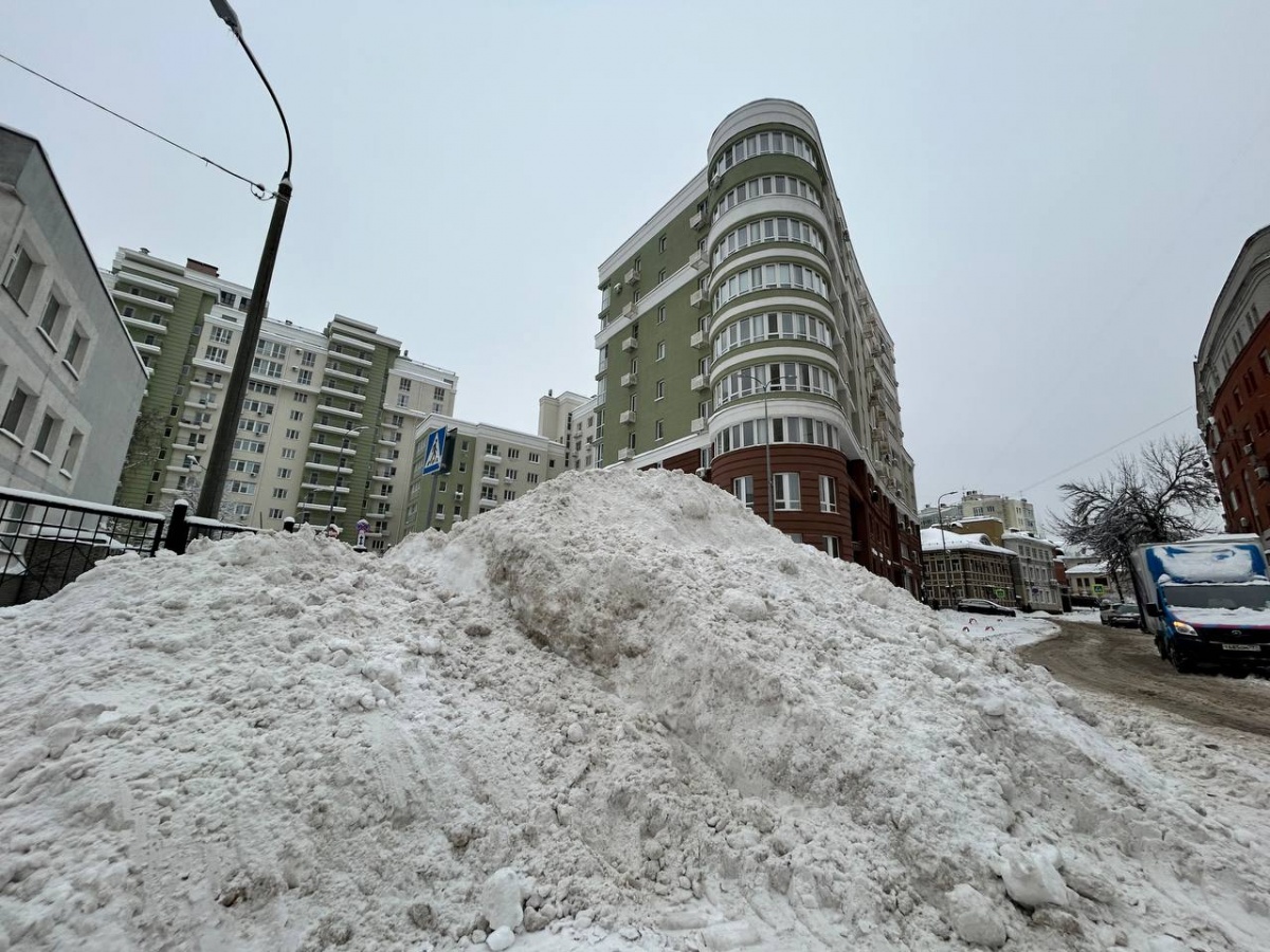 Утонули в сугробах: фоторепортаж с улиц Нижнего Новгорода после снежного апокалипсиса - фото 18