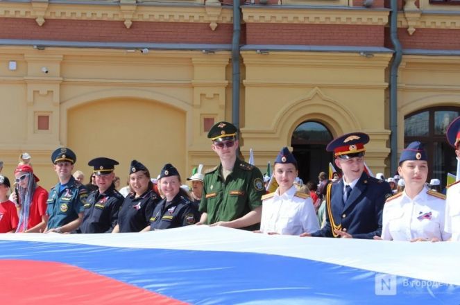 100-метровый триколор растянули в Нижнем Новгороде в День России - фото 3