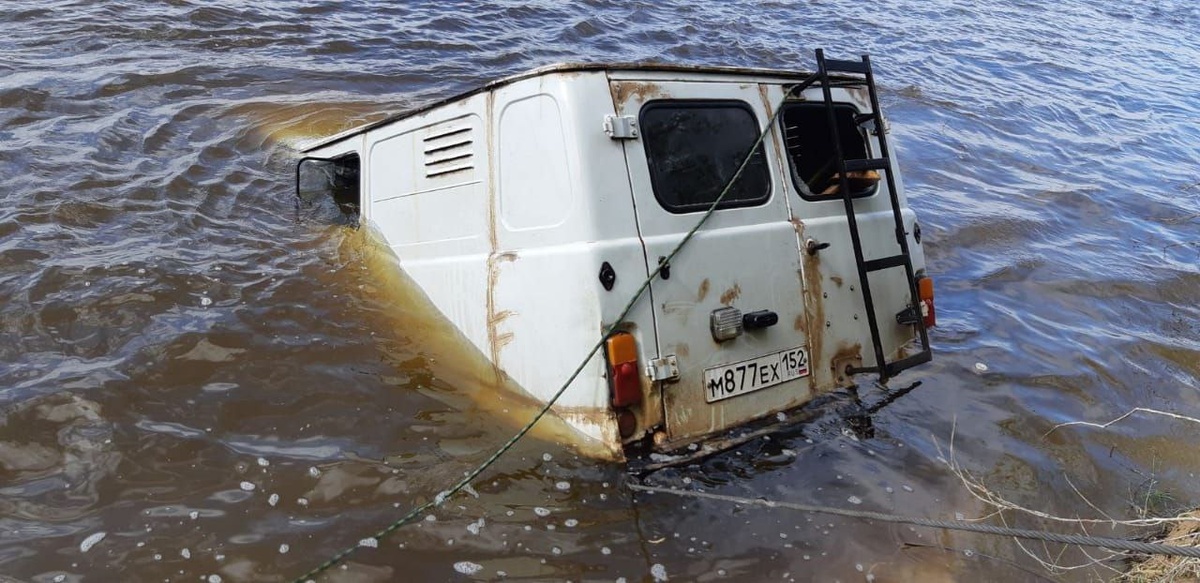 Автомобиль ушел на дно реки в Вачском районе: два человека погибли - фото 1