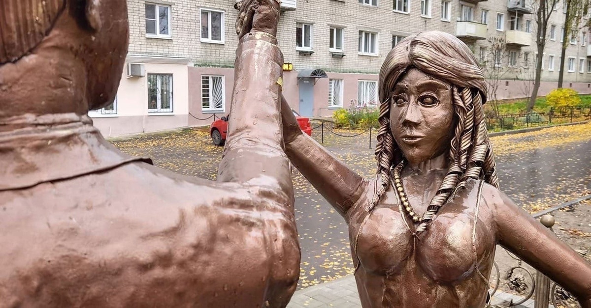 Нижегородцы критикуют памятник молодоженам у загса в Павлове - фото 1