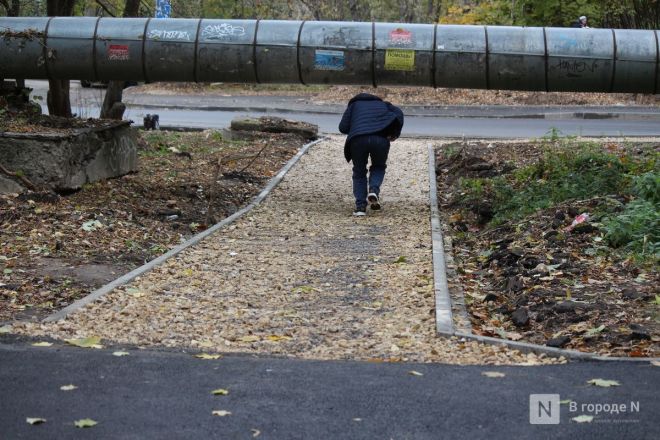 Тропинки сделали прямо под теплотрассой на Усилова в Нижнем Новгороде - фото 9