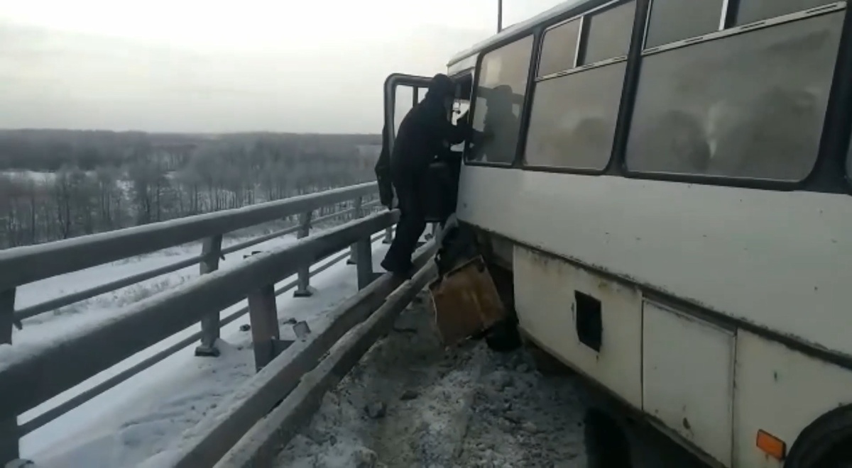 Шесть человек пострадали в столкновении УАЗа и рейсового автобуса на Борском мосту - фото 2