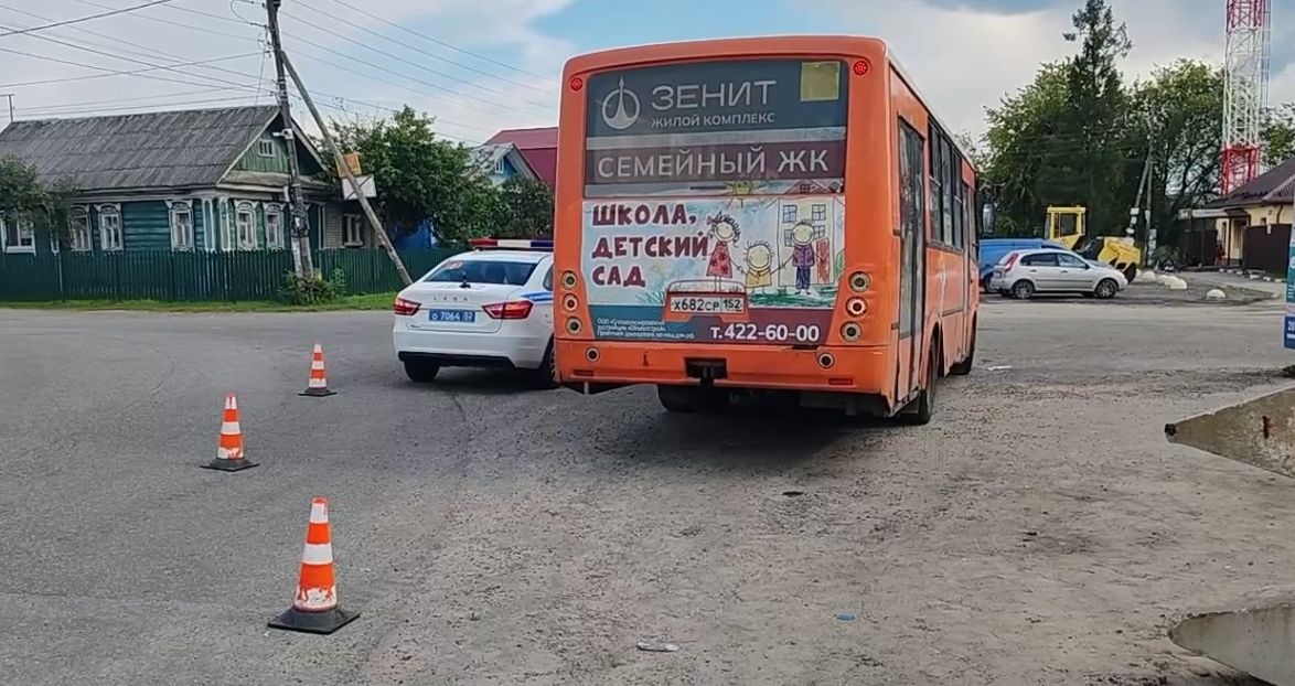 Автобус сбил женщину и ребенка в Дзержинске - фото 1