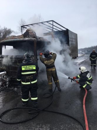 Половина грузовика сгорела на федеральной трассе в Кстовском районе - фото 4