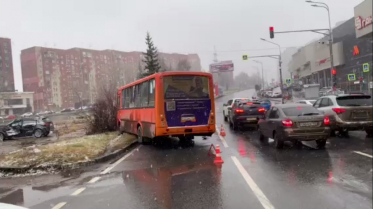 Женщина оказалась в больнице после ДТП с автобусом в Нижнем Новгороде - фото 1