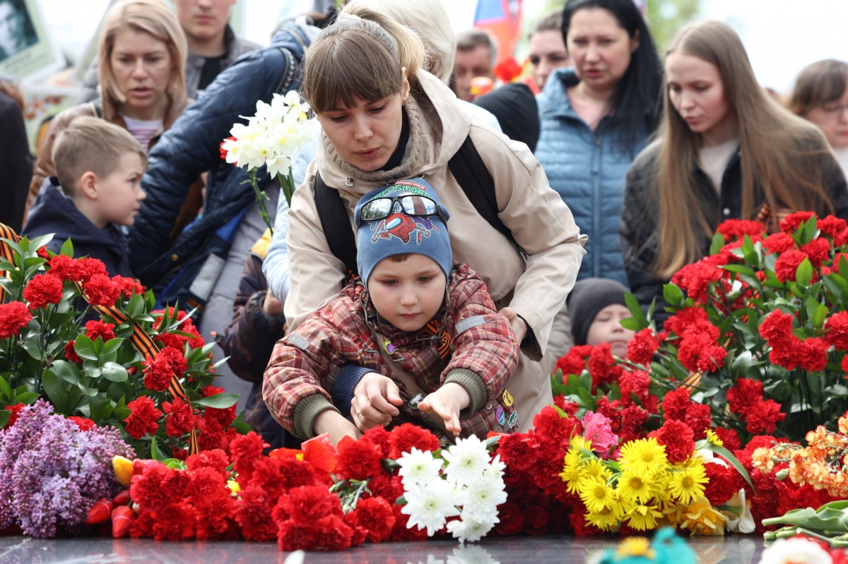 Возложение цветов к Вечному огню состоялось в Дзержинске 9 мая - фото 1