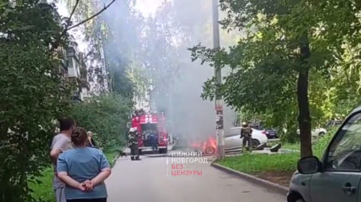 Автомобиль загорелся в одном из дворов в Нижнем Новгороде - фото 1