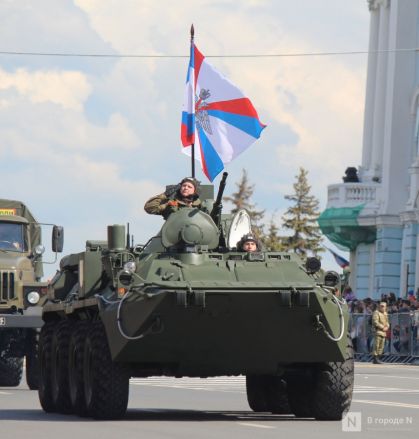 Фоторепортаж: парад в честь 80-й годовщины Победы прошел в Нижнем Новгороде - фото 120