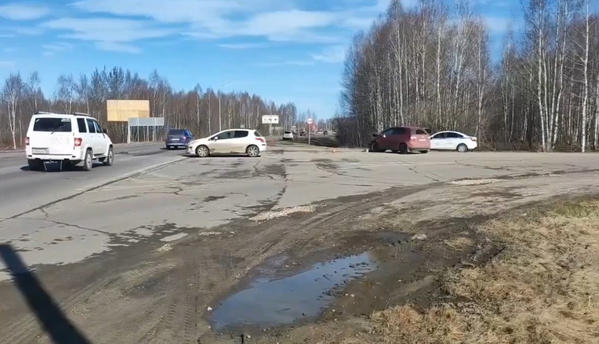 Ребенок и трое взрослых пострадали в ДТП с легковушками на Бору - фото 1