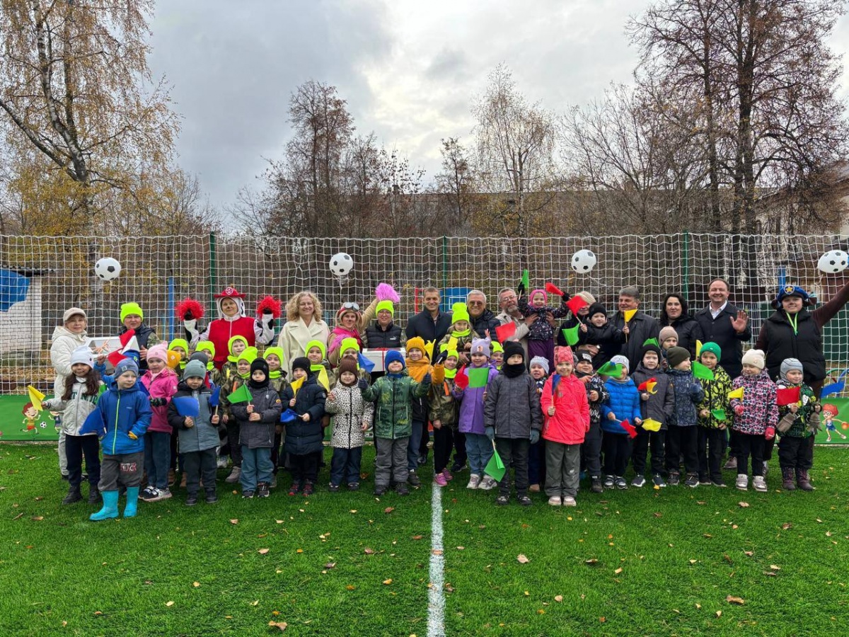 Пять новых футбольных полей открыли в детских садах Дзержинска - фото 1