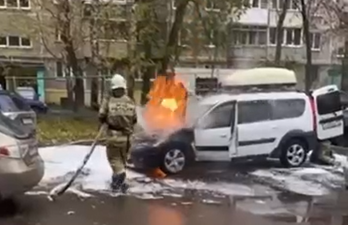 Автомобиль загорелся в Сормовском районе - фото 1