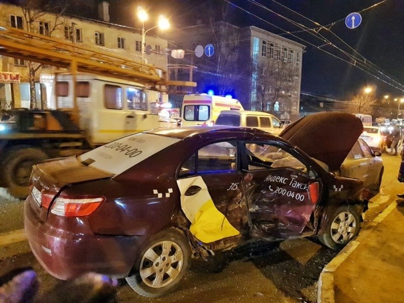 &laquo;Такси в хлам&raquo;: очевидцы сообщили о страшной аварии на улице Ванеева - фото 1
