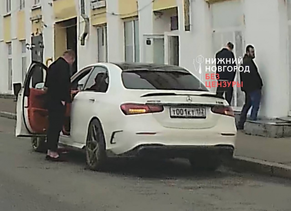 Двое мужчин справили нужду прямо на набережной в Нижнем Новгороде - фото 1