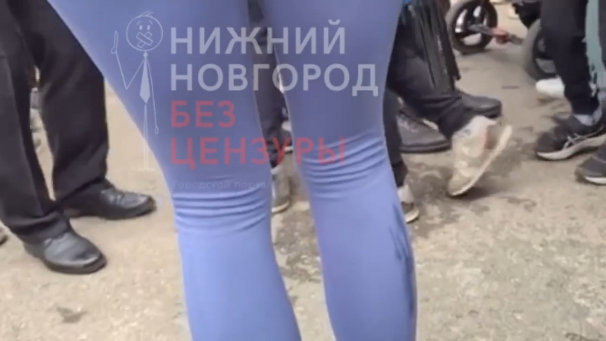 набрызгал на попку Извращенец мастурбировал на участницу марафона в толпе в Нижнем Новгороде