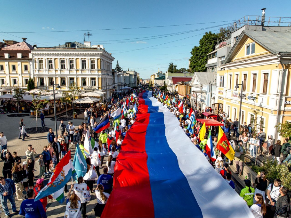 100-метровый флаг России пронесли по центру Нижнего Новгорода