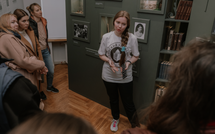 Студенты Мининского университета провели экскурсии в Музее просвещения в рамках акции &ldquo;Ночь в музее&rdquo; - фото 1