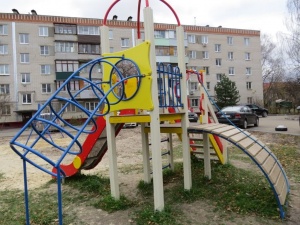 Детскую площадку поставили на улице Лескова по просьбам жителей