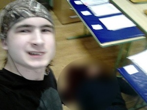 Студент перерезал горло своему преподавателю и сделал с ним селфи