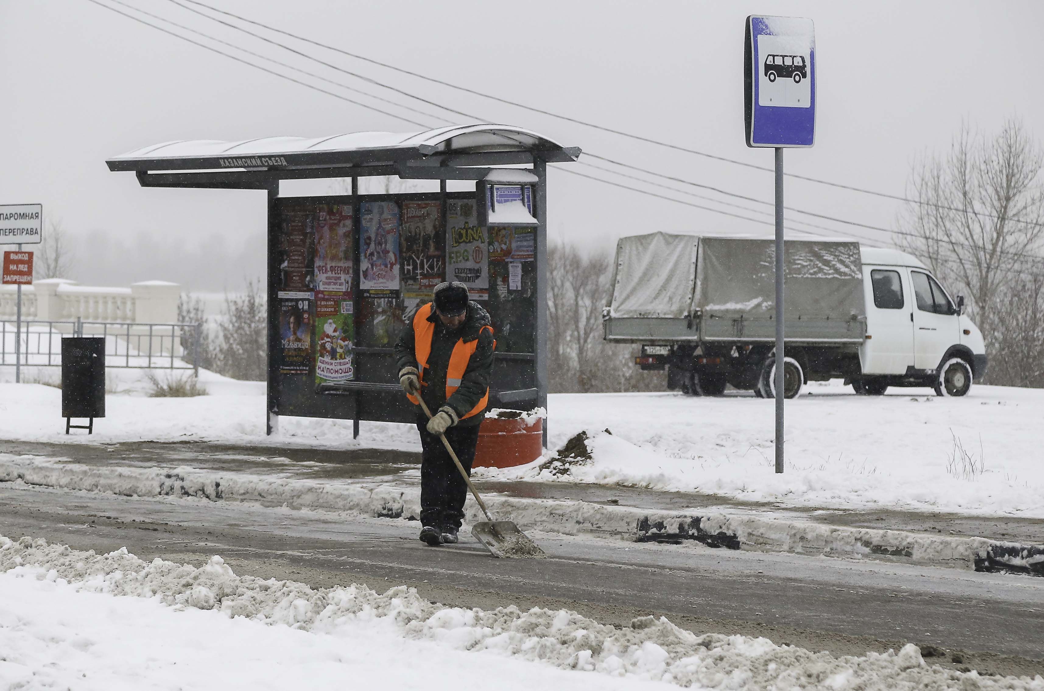 Более 200 машин убирали нижегородские дороги от снега минувшей ночью - фото 1