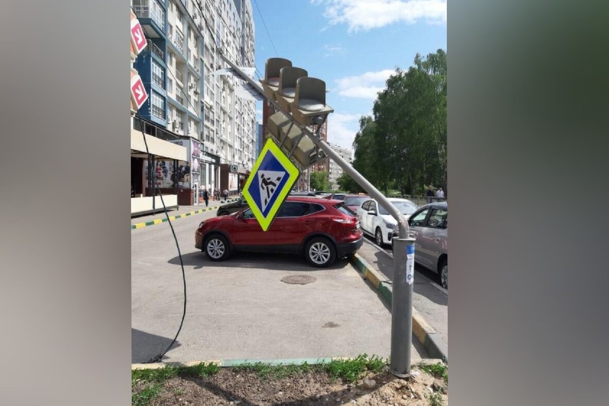 Светофор снесло ветром в Нижнем Новгороде &mdash; очевидцы - фото 1