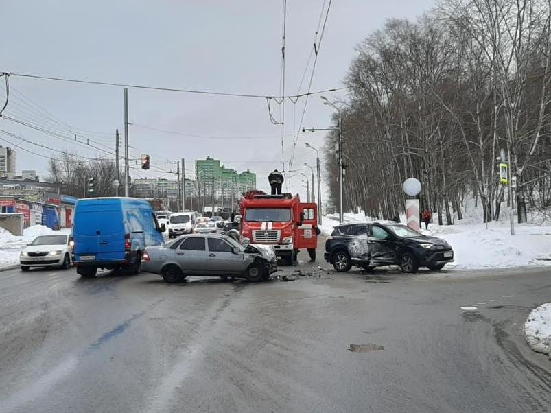10-летняя девочка пострадала при столкновении &laquo;Приоры&raquo; с Toyota в Нижнем Новгороде - фото 1