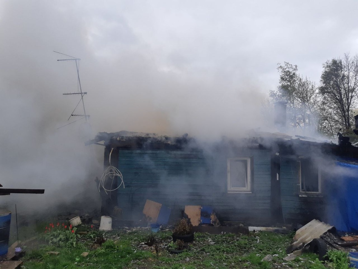 Два дома загорелись на улице Кузбасской в Нижнем Новгороде: погибла женщина - фото 1