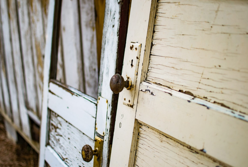 Сломанная дверь в квартиру. Сломанная деревянная дверь. Дом со сломанной дверью. Разбитая дверь. Выломанная дверь