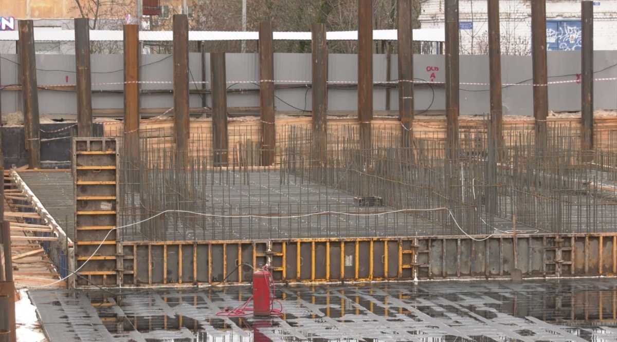 Дом для расселения на Грибоедова в Дзержинске достроят к июню 2026 года - фото 1