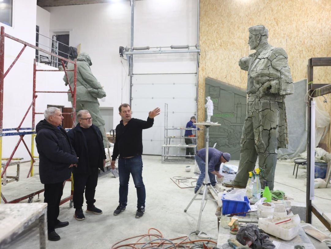 Скульптор рассказал, как будет выглядеть стела «Дзержинск – город трудовой доблести»