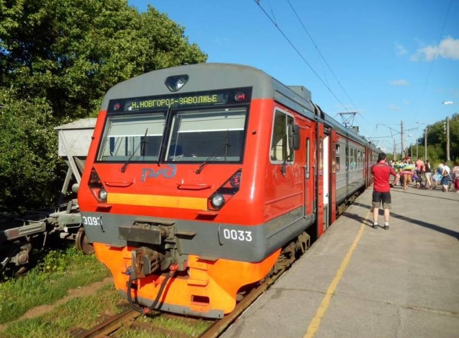 Рекламный монитор рухнул на девочку в нижегородской электричке - фото 1