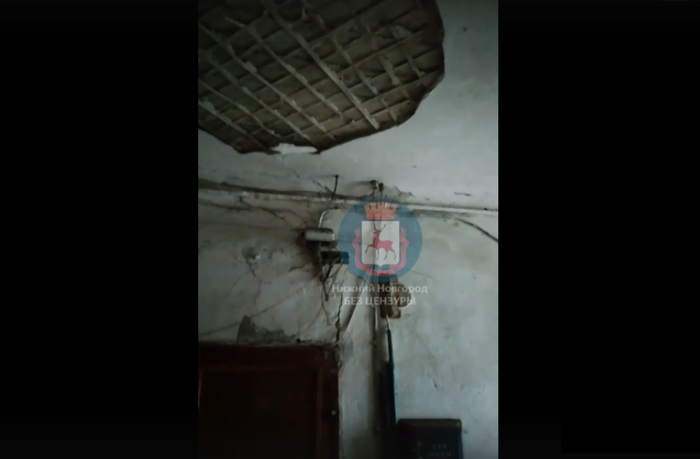 Потолок рухнул в одном из домов Ленинского района - фото 1