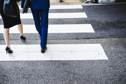 Должен ли пешеход уступать поворачивающей на перекрестке машине