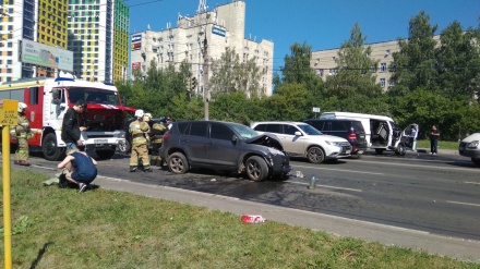 Четырех человек госпитализировали после массовой аварии на Родионова (ФОТО)